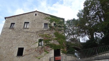 Girona, Katalonya 'da harika taş duvarları olan bir sürü şehir.