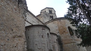 Girona, Katalonya 'da harika taş duvarları olan bir sürü şehir.