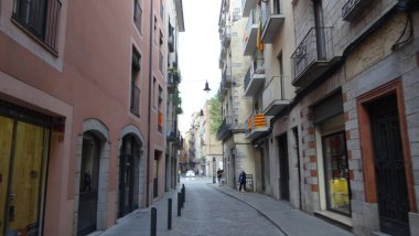 Girona, Katalonya 'da harika taş duvarları olan bir sürü şehir.