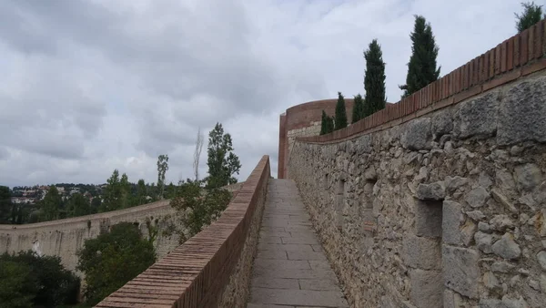 ジローナは素晴らしい石の壁を持つカタルーニャ州の群発都市です — ストック写真