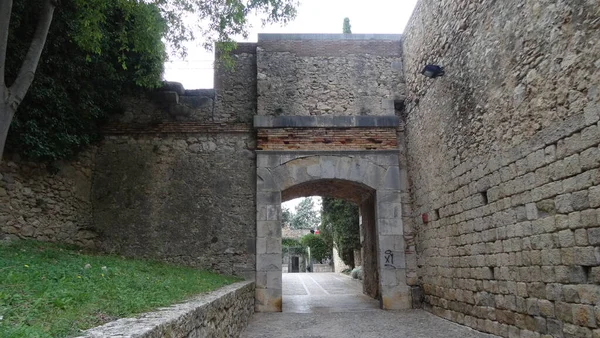 ジローナは素晴らしい石の壁を持つカタルーニャ州の群発都市です — ストック写真