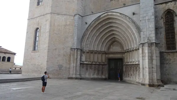 Girona Egy Nyüzsgő Város Katalóniában Csodálatos Kőfalakkal — Stock Fotó