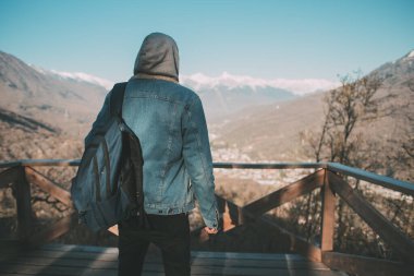 Köprüde yürüyen bir adam