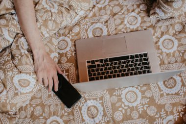  Dizüstü bilgisayarda çalışan adam