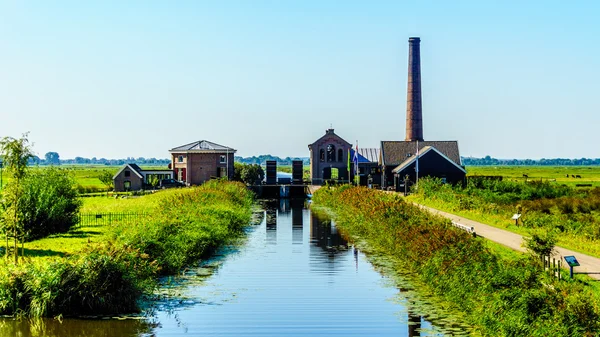 Historický Nijkerk čerpací stanice nebo si Nijkerk Gemaal na Veluwemeer pod modrou oblohou — Stock fotografie