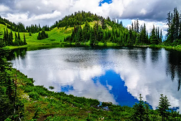 Tod Lake in de buurt van de top van Tod berg in de hooglanden van de Shuswap van British Columbia, Canada — Stockfoto