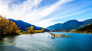 Harrison nehir, Harrison Mills'te olarak Fraser Valley of British Columbia üzerinden akar