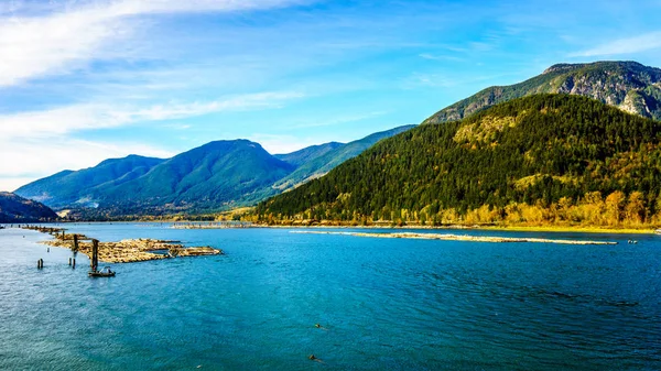Harrison River at Harrison Mills as it flows through the Fraser Valley of British Columbia — Stock Photo, Image