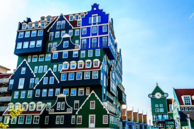 Modern yüksek artış mavi ve yeşil renkli geleneksel Zaanse Gables birleşmeyle yapı