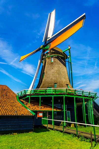 Fully Operational Historic Dutch Windmill in Zaanse Schans in the Netherlands — Stock Photo, Image