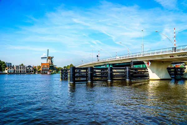 Typiska holländska landskapet med öppna fält, kanaler och holländska väderkvarnar — Stockfoto