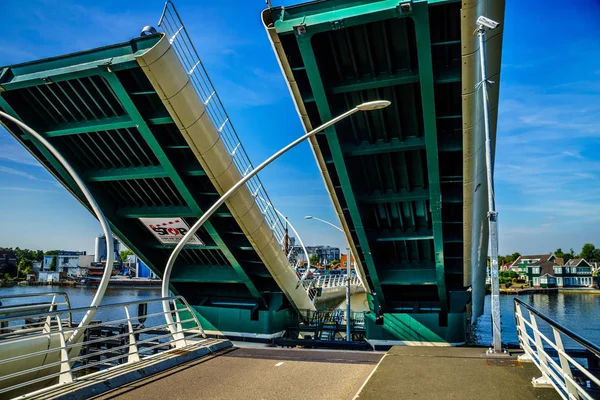 Zaandijk üzerinden Hollanda'da Zaan nehir açılmakta köprü Çiz