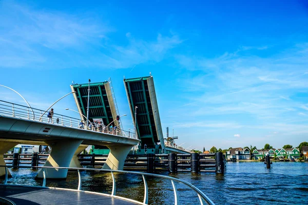 Rita bron öppnas på Zaandijk över floden Zaan i Nederländerna — Stockfoto
