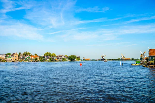 Den byn av Zaandijk med dess traditionella holländska hus vid floden Zaan — Stockfoto