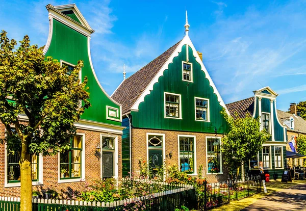 Hagyományos holland házakban kaptak otthont a történelmi falu Zaanse Schans — Stock Fotó