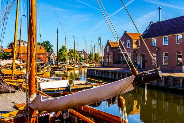 Bateaux de pêche de fond néerlandais traditionnels dans le port de Spakenburg-Bunschoten — Photo