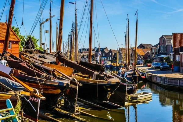 Παραδοσιακά Ολλανδικά Botter αλιευτικά σκάφη σε μια ξηρά αποβάθρα για το λιμάνι της Μπλούες Εσπό-Bunschoten — Φωτογραφία Αρχείου
