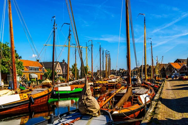 Traditionele Nederlandse Botter vissersboten in de haven van Spakenburg-Bunschoten — Stockfoto