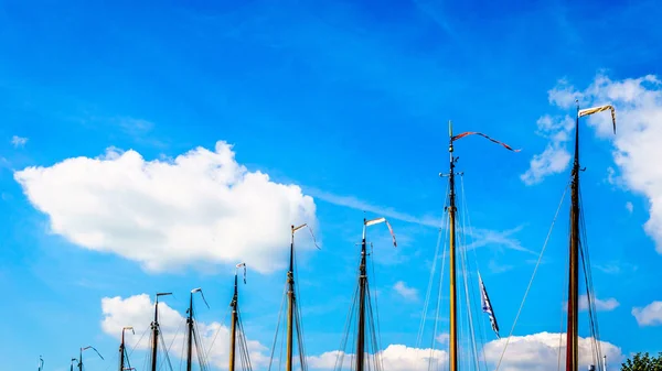 Masts of Historic Botter Boats in the Harbor of Bunschoten-Spakenburg — Stock Photo, Image