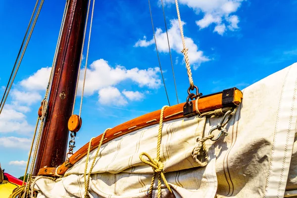 Bum, aparejo y vela de un barco botánico histórico en el puerto de Bunschoten-Spakenburg —  Fotos de Stock