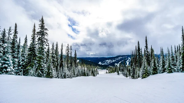 Vista panorámica de parte del pueblo alpino de Sun Peaks Ski Resort en Columbia Británica, Canadá — Foto de Stock