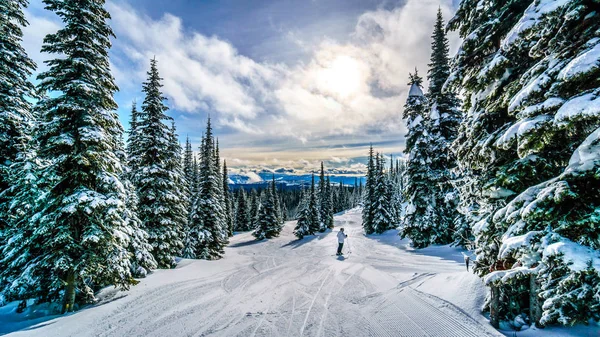 Vistas panorámicas al esquiar hasta el pueblo alpino de Sun Peaks Ski Resort en Columbia Británica, Canadá — Foto de Stock