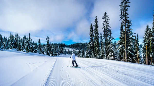 Escena de invierno vista en las pistas de esquí de Sun Peaks Ski Resort en Columbia Británica, Canadá — Foto de Stock