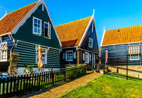 Casas tradicionales con paredes cubiertas verdes y techo de teja roja en el pequeño pueblo pesquero histórico de Marke — Foto de Stock