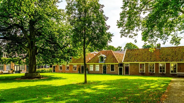 Maisons historiques typiques de la ville de Middenbeemster dans le Beemster Polder aux Pays-Bas — Photo