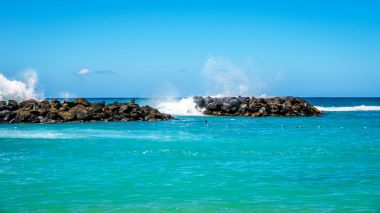 Adama Pasifik Okyanusu dalgaları lagün Ko Olina, Oahu Hawai kıyı üzerinde yapılan