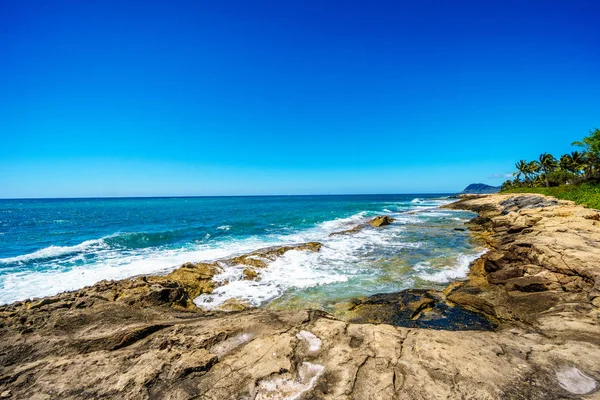 Skalnaté pobřeží ostrova Oahu na rekreační oblast Ko Olina v Ostrově Havaj státu v Tichém oceánu — Stock fotografie