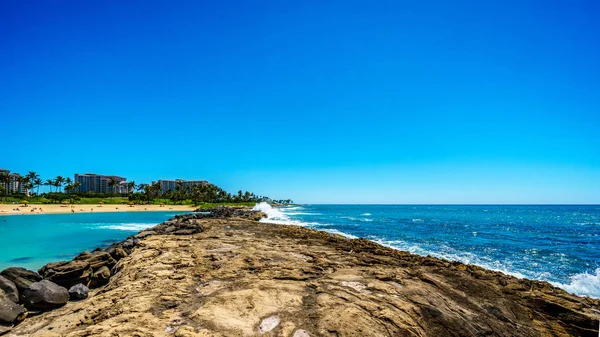 Skalnaté pobřeží ostrova Oahu na rekreační oblast Ko Olina v Ostrově Havaj státu v Tichém oceánu — Stock fotografie