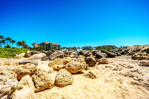 Skalnaté pobřeží ostrova Oahu na rekreační oblast Ko Olina v Ostrově Havaj státu v Tichém oceánu — Stock fotografie