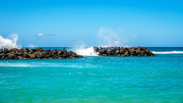 Vlny Tichého oceánu na muže se lagunách na pobřeží Ko Olina, Oahu Hawai — Stock fotografie