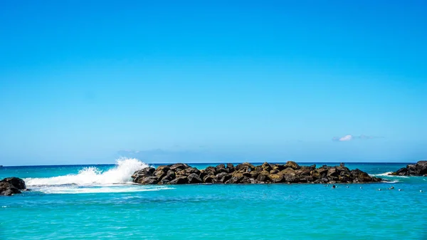 Vlny Tichého oceánu na muže se lagunách na pobřeží Ko Olina, Oahu Hawai — Stock fotografie