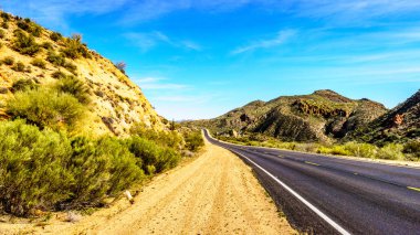 Bartlett baraj yolu şehir mağara dere ve göl Bartlett arasında sessiz kavisli 