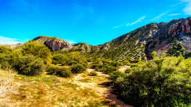 Çöl peyzaj göl Bartlett alanda Tonto Ulusal Ormanı Phoenix Arizona yakınındaki dağlık parçası