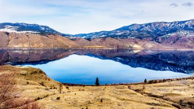 British Columbia, Kanada içinde bir soğuk kış gününde Thompson Nehri çok geniş bir bölümünü