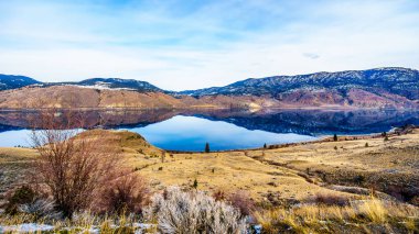 British Columbia, Kanada iç Kamloops Gölü çevresinde kurak manzara