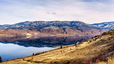 Yansıma Kamloops göl güzel British Columbia'deki/daki dağlarda