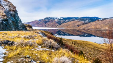 British Columbia, Kanada iç Kamloops gölünün görünümü