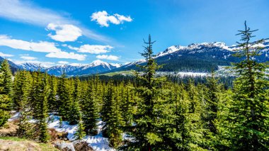 British Columbia Duffy Gölü rota boyunca kıyı sıradağlarının kar maskeli