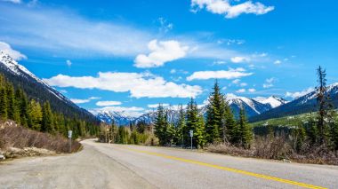 Otoyol 99, Güney British Columbia Kanada'da boyunca kıyı Dağları kar görünümünü şapkalı
