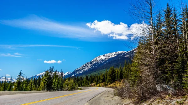 Kar kıyı Dağları boyunca Güney British Columbia, Kanada karayolu 99 şapkalı — Stok fotoğraf