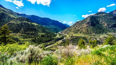 Lillooet kasaba akarken Fraser nehir görüntülemek