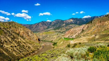 British Columbia, Kanada'Chilcotin bölgesinde Fraser Nehri