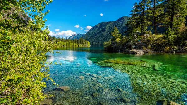 在水晶般清澈的水亭湖在大理石峡谷省立公园，不列颠哥伦比亚省的小岛 — 图库照片