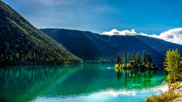 Pequena ilha no meio das águas cristalinas do Lago Pavilhão em Marble Canyon Provincial Park, British Columbia — Fotografia de Stock