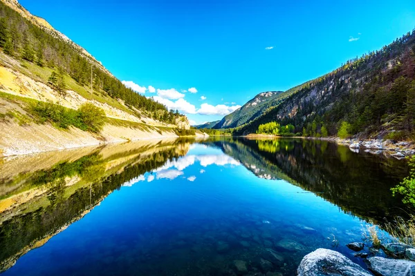 푸른 하늘, 나무와 크리스탈에 매끄러운 표면에 산의 맑은 물 크라운 호 — 스톡 사진