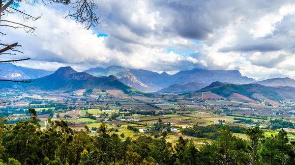 Franschhoek Vadisi ve Wemmershoek Mountai arasında Middagskransberg geçişte Franschhoek